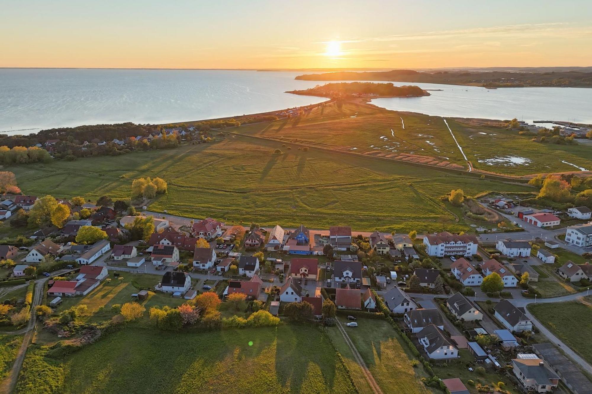 Schicke Fewo Mit Terrasse, Gratis Nutzung Vom Ahoi Erlebnisbad Und Sauna In Sellin - Haus De Niege Wech Fewo 02 Тиссов Екстериор снимка
